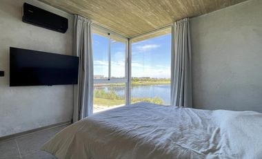 Retasada Casa en Naudir al lago central en venta - Con diseño, hormigon visto, piscina