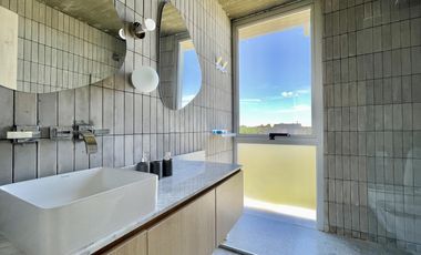 Retasada Casa en Naudir al lago central en venta - Con diseño, hormigon visto, piscina