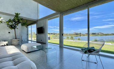 Retasada Casa en Naudir al lago central en venta - Con diseño, hormigon visto, piscina