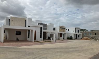 Casa Residencial en Cholul, 4 recámaras y piscina en Residencial
