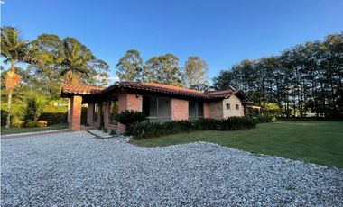Casa campestre en exclusiva parcelación Llano Grande