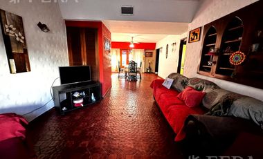 Venta de casa de 5 ambientes con cochera y quincho en Wilde