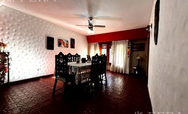 Venta de casa de 5 ambientes con cochera y quincho en Wilde
