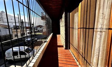 Venta de casa de 5 ambientes con cochera y quincho en Wilde
