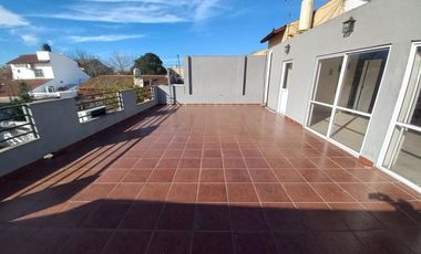Casa en  Lomas de Zamora Oeste con  2  dormitorios 2 cocheras y quincho tipo departamento con baño y dormitorio