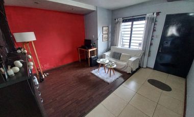 Casa en  Lomas de Zamora Oeste con  2  dormitorios 2 cocheras y quincho tipo departamento con baño y dormitorio
