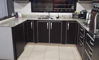 Casa en  Lomas de Zamora Oeste con  2  dormitorios 2 cocheras y quincho tipo departamento con baño y dormitorio