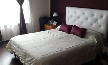 Casa en  Lomas de Zamora Oeste con  2  dormitorios 2 cocheras y quincho tipo departamento con baño y dormitorio