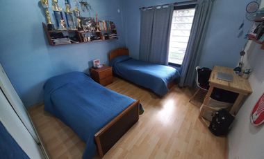 Casa en  Lomas de Zamora Oeste con  2  dormitorios 2 cocheras y quincho tipo departamento con baño y dormitorio