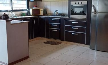 Casa en  Lomas de Zamora Oeste con  2  dormitorios 2 cocheras y quincho tipo departamento con baño y dormitorio