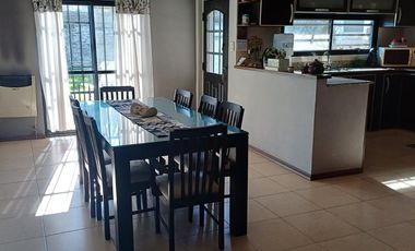 Casa en  Lomas de Zamora Oeste con  2  dormitorios 2 cocheras y quincho tipo departamento con baño y dormitorio