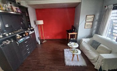 Casa en  Lomas de Zamora Oeste con  2  dormitorios 2 cocheras y quincho tipo departamento con baño y dormitorio
