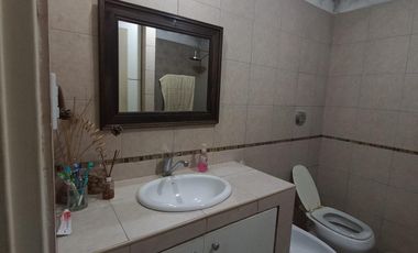 Casa en  Lomas de Zamora Oeste con  2  dormitorios 2 cocheras y quincho tipo departamento con baño y dormitorio
