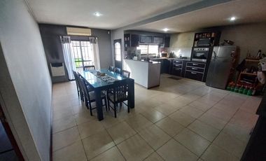 Casa en  Lomas de Zamora Oeste con  2  dormitorios 2 cocheras y quincho tipo departamento con baño y dormitorio