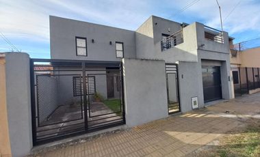 Casa en  Lomas de Zamora Oeste con  2  dormitorios 2 cocheras y quincho tipo departamento con baño y dormitorio