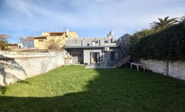 Casa en  Lomas de Zamora Oeste con  2  dormitorios 2 cocheras y quincho tipo departamento con baño y dormitorio