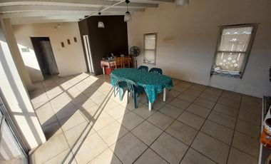 Casa en  Lomas de Zamora Oeste con  2  dormitorios 2 cocheras y quincho tipo departamento con baño y dormitorio
