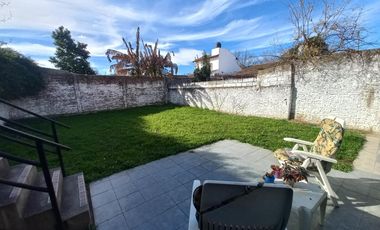 Casa en  Lomas de Zamora Oeste con  2  dormitorios 2 cocheras y quincho tipo departamento con baño y dormitorio