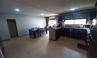 Casa en  Lomas de Zamora Oeste con  2  dormitorios 2 cocheras y quincho tipo departamento con baño y dormitorio