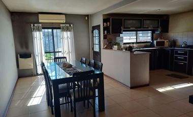 Casa en  Lomas de Zamora Oeste con  2  dormitorios 2 cocheras y quincho tipo departamento con baño y dormitorio