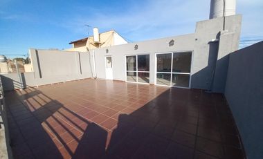 Casa en  Lomas de Zamora Oeste con  2  dormitorios 2 cocheras y quincho tipo departamento con baño y dormitorio