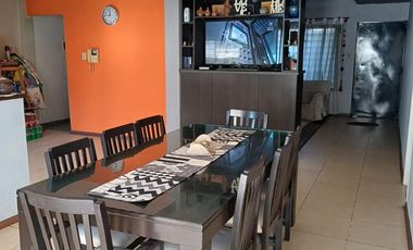 Casa en  Lomas de Zamora Oeste con  2  dormitorios 2 cocheras y quincho tipo departamento con baño y dormitorio