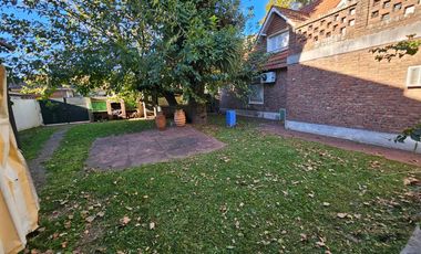 Casa en Venta en San Andrés desarrollada sobre dos lotes jardín/cochera.