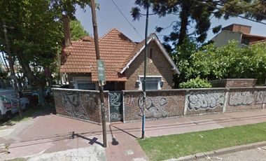 Casa en Venta en San Andrés desarrollada sobre dos lotes jardín/cochera.