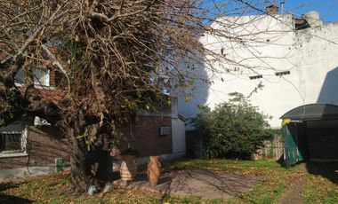 Casa en Venta en San Andrés desarrollada sobre dos lotes jardín/cochera.