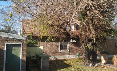 Casa en Venta en San Andrés desarrollada sobre dos lotes jardín/cochera.