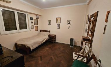 Casa en Venta en San Andrés desarrollada sobre dos lotes jardín/cochera.