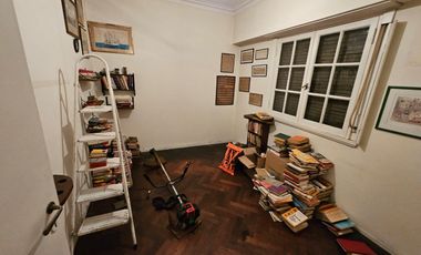 Casa en Venta en San Andrés desarrollada sobre dos lotes jardín/cochera.