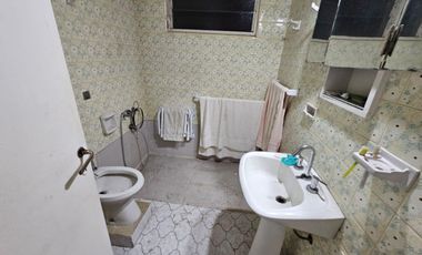 Casa en Venta en San Andrés desarrollada sobre dos lotes jardín/cochera.