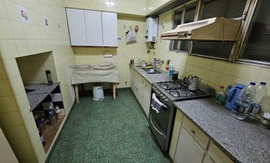 Casa en Venta en San Andrés desarrollada sobre dos lotes jardín/cochera.
