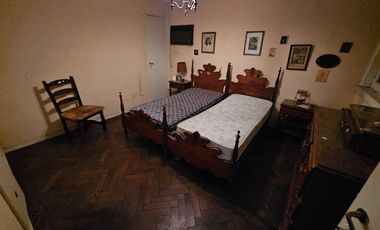 Casa en Venta en San Andrés desarrollada sobre dos lotes jardín/cochera.