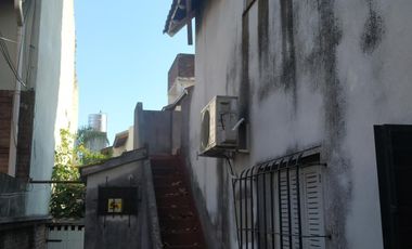 Casa en Venta en San Andrés desarrollada sobre dos lotes jardín/cochera.