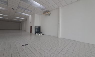 Local comercial en avenida Juan Tanca Marengo sector Kennedy Norte