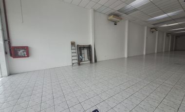 Local comercial en avenida Juan Tanca Marengo sector Kennedy Norte