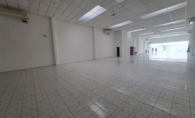 Local comercial en avenida Juan Tanca Marengo sector Kennedy Norte