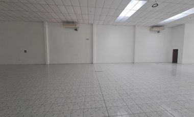 Local comercial en avenida Juan Tanca Marengo sector Kennedy Norte