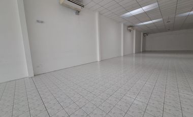 Local comercial en avenida Juan Tanca Marengo sector Kennedy Norte
