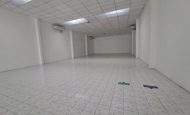 Local comercial en avenida Juan Tanca Marengo sector Kennedy Norte