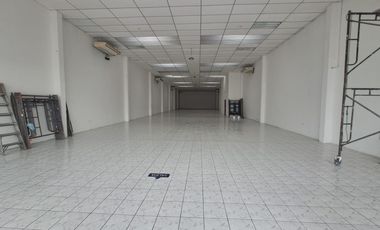 Local comercial en avenida Juan Tanca Marengo sector Kennedy Norte
