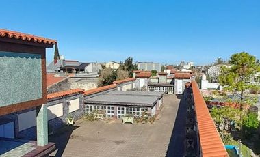 Vivienda Casa cuatro ambientes con terraza y cochera + Local y oficina en Gerli a la Venta