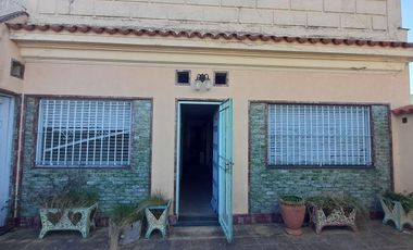 Vivienda Casa cuatro ambientes con terraza y cochera + Local y oficina en Gerli a la Venta