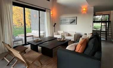 Exclusiva, moderna y cálida casa de 6 ambientes en Barrio Privado Tessalia / Tierra de Centauros