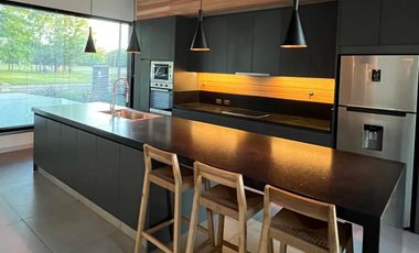 Exclusiva, moderna y cálida casa de 6 ambientes en Barrio Privado Tessalia / Tierra de Centauros