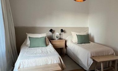 Exclusiva, moderna y cálida casa de 6 ambientes en Barrio Privado Tessalia / Tierra de Centauros