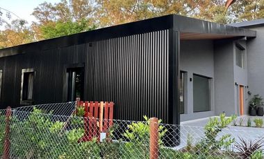 Exclusiva, moderna y cálida casa de 6 ambientes en Barrio Privado Tessalia / Tierra de Centauros