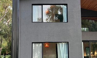 Exclusiva, moderna y cálida casa de 6 ambientes en Barrio Privado Tessalia / Tierra de Centauros
